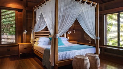 Bedroom 1: On the main level. Air conditioning, king size bed, HD-TV, Dish Network, Apple TV, s
