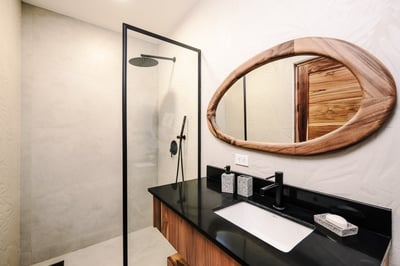 Ground Floor | Suite #6 Private Bathroom