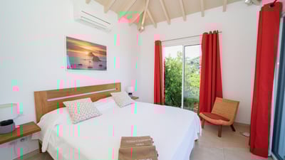 Bedroom 2: Ocean view, king size bed, air conditioning, WIFI and dressing with safe. Opens onto an i