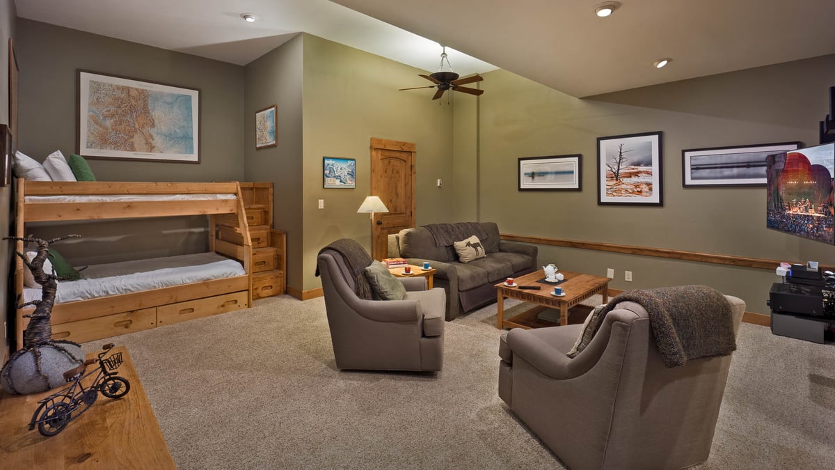 Family room with seating area, TV and bunk bed - Image 11