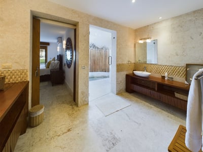 Luxury Villa Photo #32