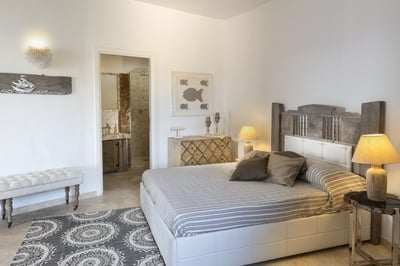 Luxury Villa Photo #13