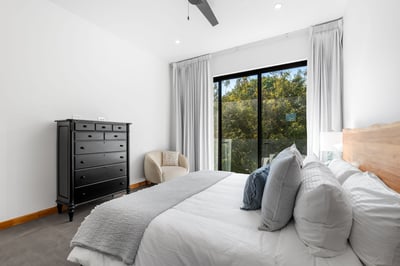 Guest House – Suite 5: King Bed, AC & Closet