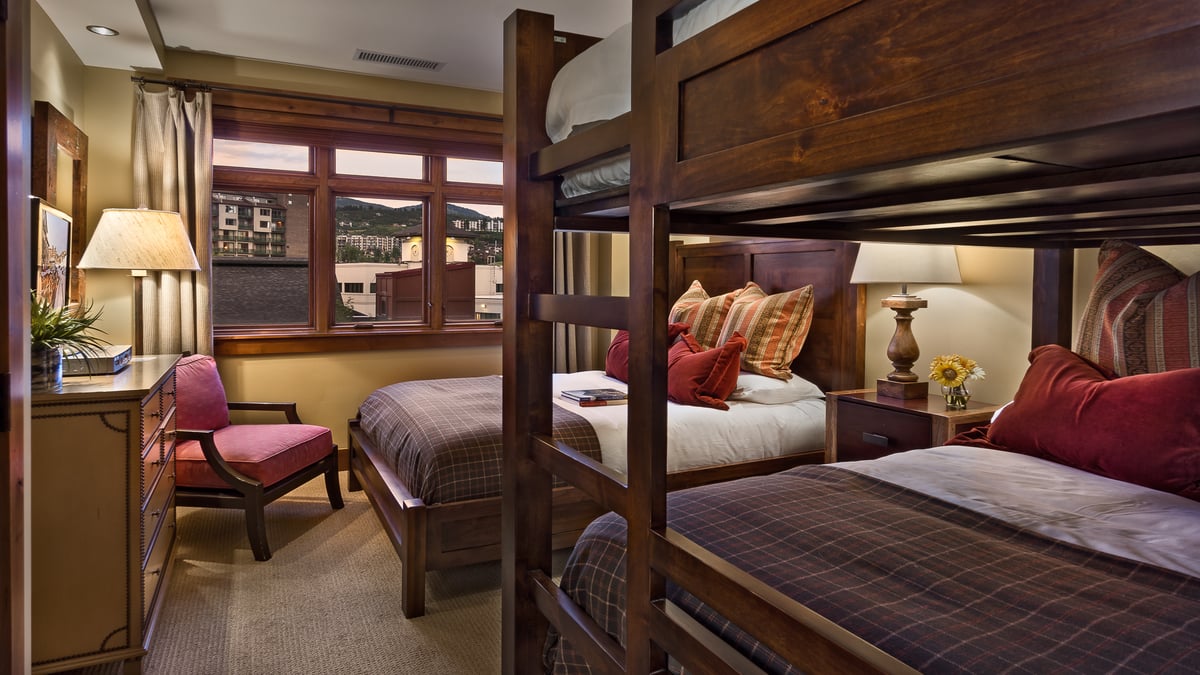 Bedroom with queen and full/full bunk beds - Image 11