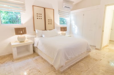 Luxury Villa Photo #30