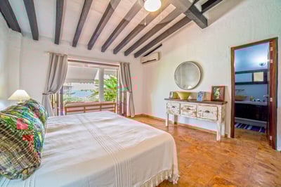 Luxury Villa Photo #34
