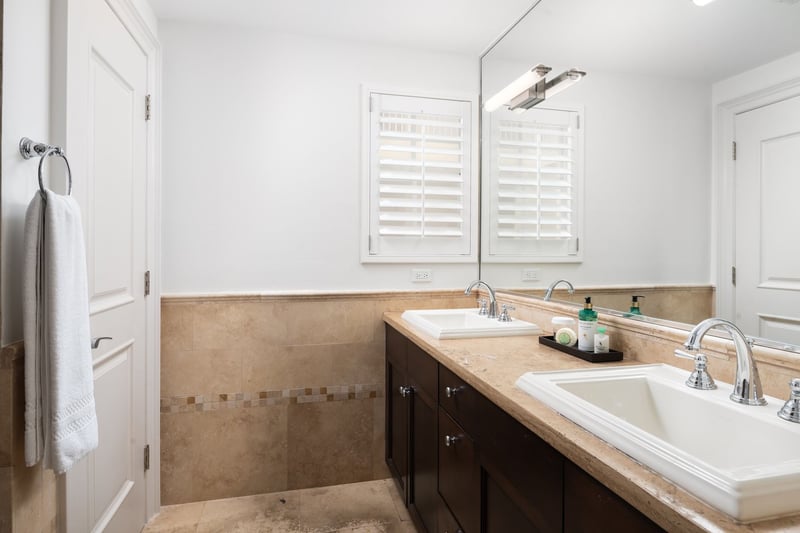 2 BDM Deluxe Oceanfront Suite at Windsong Resort