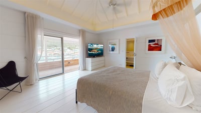 Bedroom 2: On the upper level. Queen size bed, air conditioning, HD-TV, Apple TV, dressing room