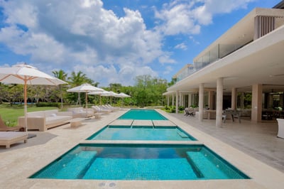 Luxury Villa Photo #6