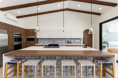 - Cook with ease in a modern kitchen with bar seating and double ovens
- Striking blue patterned til