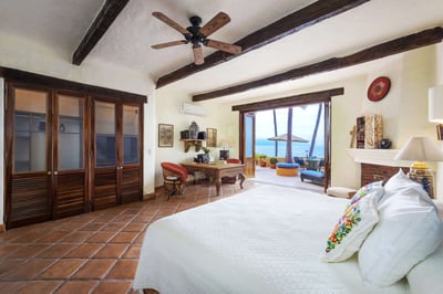 Luxury Villa Photo #32