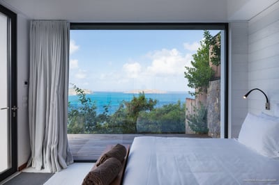 Bedroom 2: King size bed, air conditioning, HD-TV, Apple TV, dressing room, programmable safe. Adjoi