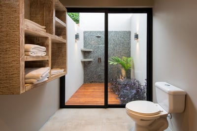 Suite 4&5 Shared Bathroom