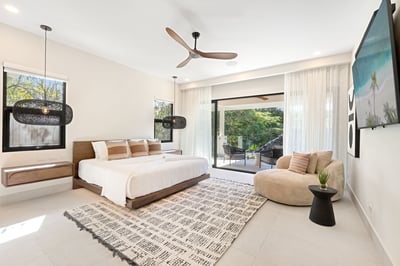 Primary Suite 1: King Bed, AC & TV – Level 2