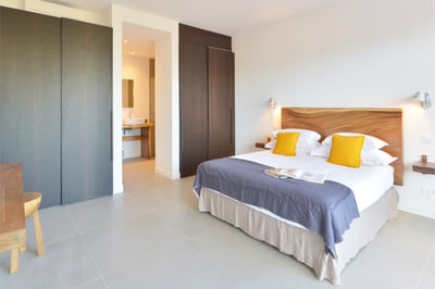 Bedroom 3: Located under bedrooms 1 and 2. Private terrace and armchairs. A king size bed, air condi