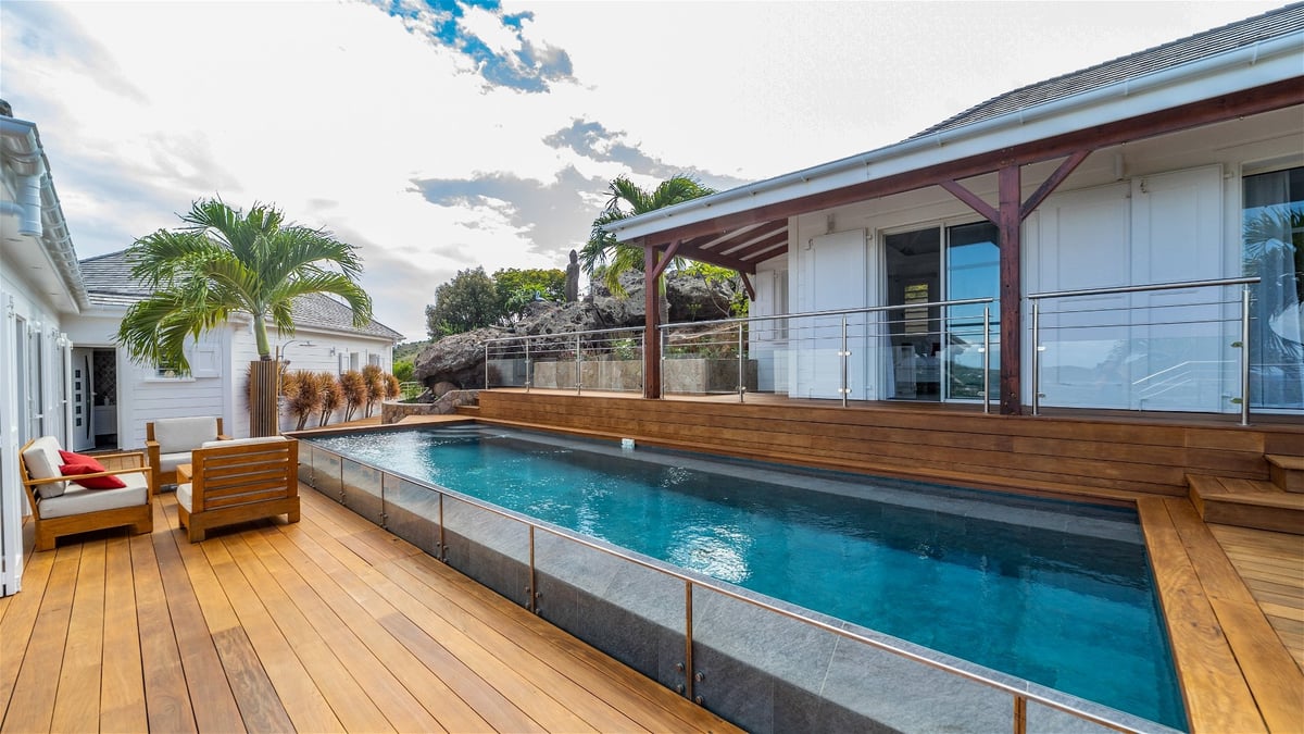 Pool & Terrace: Heated pool 9 x 3 m with steps, outdoor shower, deckchairs. Outdoor lounge area - Image 10