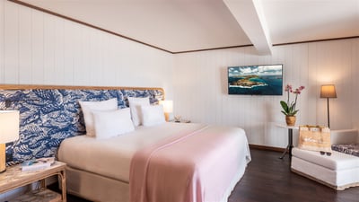 Bedroom 5: On the lower level. A king size bed, air conditioning, ceiling fan, HD-TV, safe