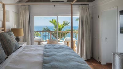 Bedroom 2: Located on the main level, in a separate bungalow next to the living-area. King size bed,