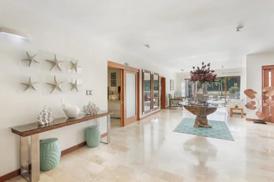 Luxury Villa Photo #23