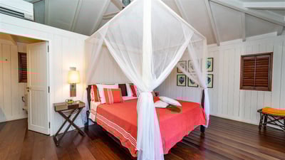 Bedroom: On the main level. King size bed, air conditioning, HD-TV, Apple TV, dressing, safe. Ensuit