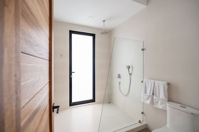 Main House – Primary 1 Private Ensuite