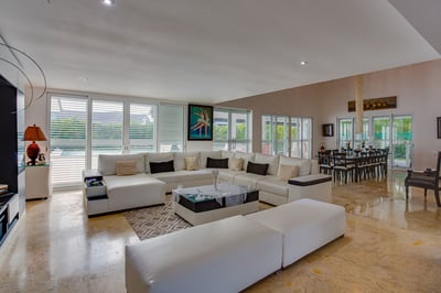 Luxury Villa Photo #13