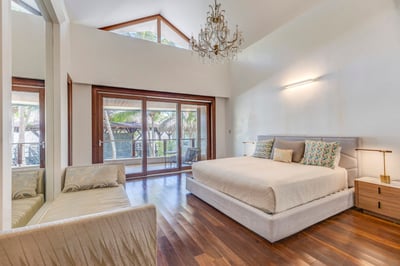 Luxury Villa Photo #32