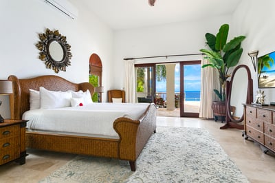 Luxury Villa Photo #25