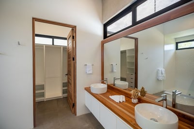 Main House – Primary 2 Private Ensuite