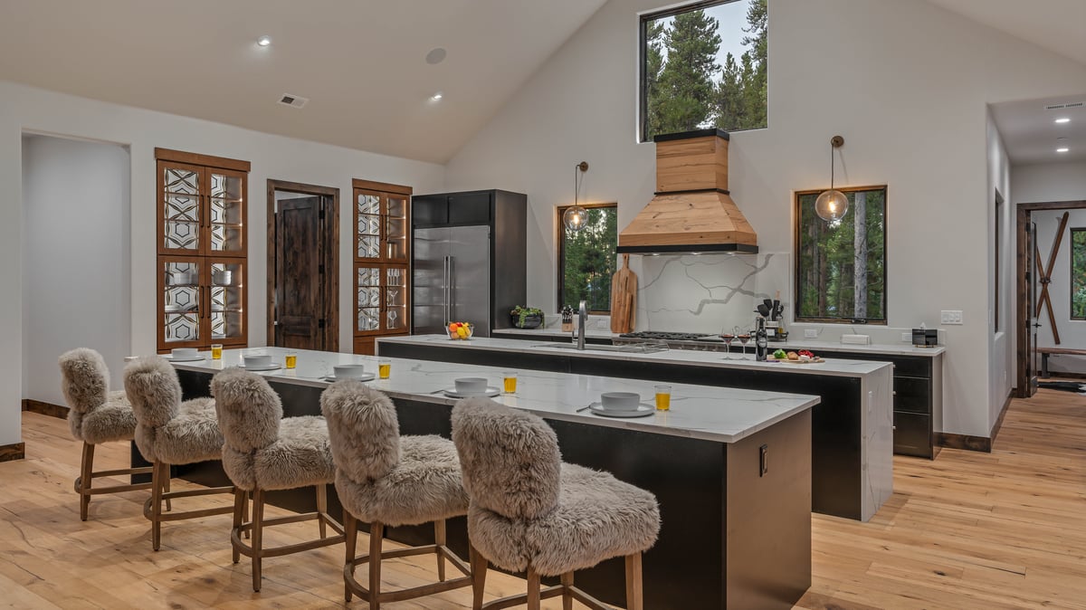 Spacious, gourmet kitchen with cozy breakfast bar seating - Image 12