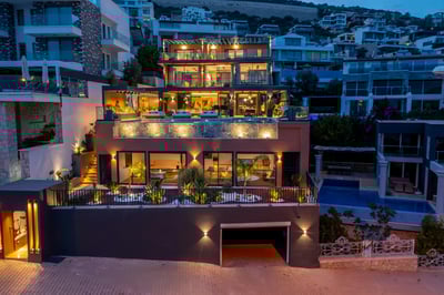 Luxury Villa Photo #2