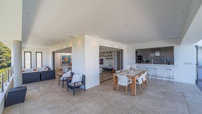 Dining Area & Kitchen