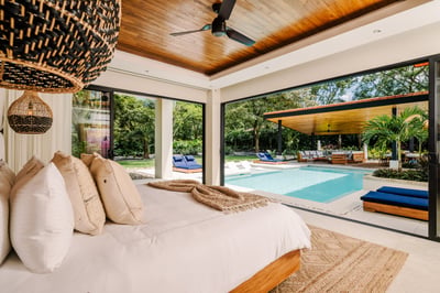 Master Suite 1: King Bed, AC - Level 1