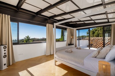 Luxury Villa Photo #16