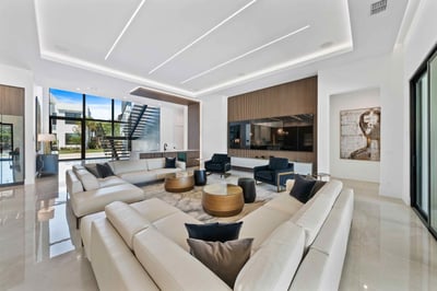 Luxury Villa Photo #18