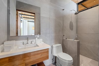 Guest House Suite 6 Ensuite Bathroom – 1st Floor