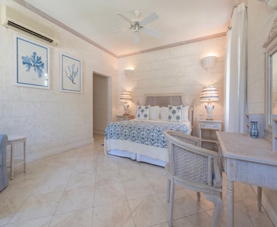 Luxury Villa Photo #38