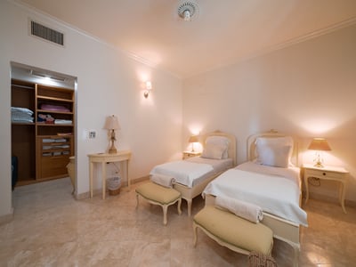 Luxury Villa Photo #7