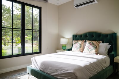 Suite 4 (Main House): Queen Bed