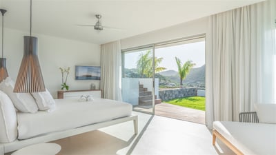 Bedroom 2: On the main level, ocean view. King size bed, air conditioning, ceiling fan, HD-TV, DVD p