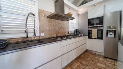 Dining Area & Kitchen