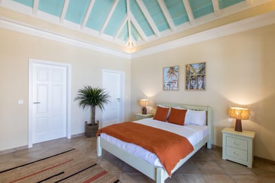 Luxury Villa Photo #26