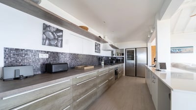 Kitchen & Dining Area: Fully equipped kitchen. Electric oven, gas stove, microwave, refrigerator, mi