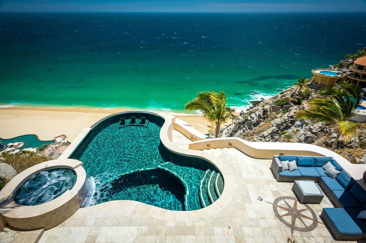 Enjoy the picturesque oceanfront view at Casa Buena Vida! - Image 2