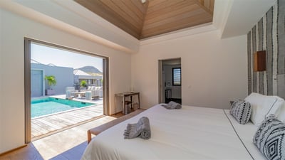 Bedroom 2: King size bed (or twin beds upon request), air conditioning, ceiling fan, safe, WIFI