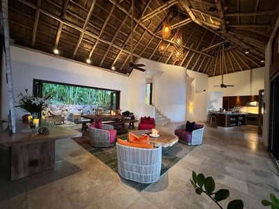 Luxury Villa Photo #17