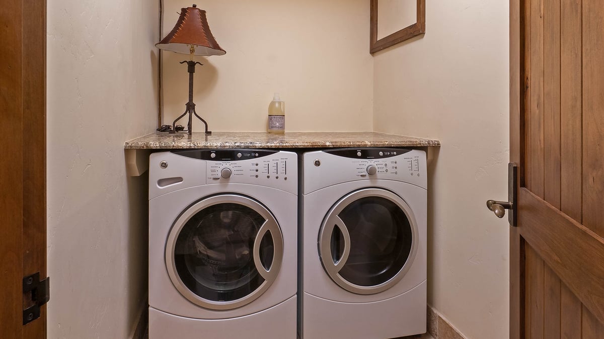 Lower level laundry room - Image 28