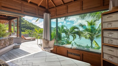 Bedroom 1: King size bed, mosquito nets, programmable safe, air conditioning, wooden floor, telephon