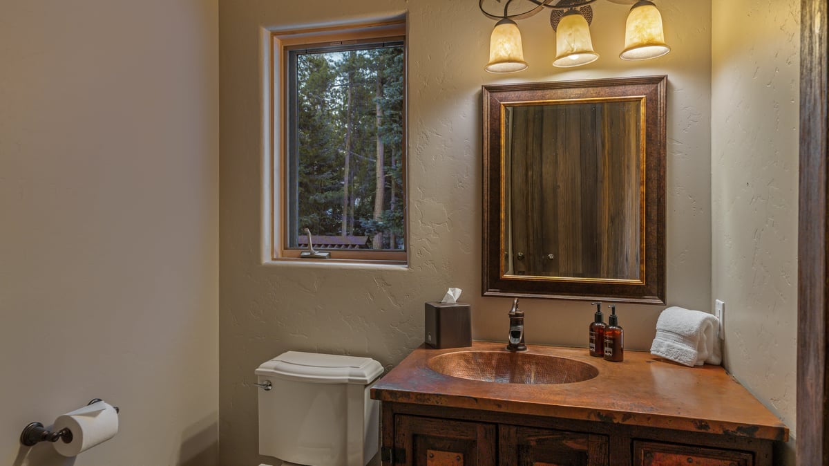 Alpenglow Peaks Lodge