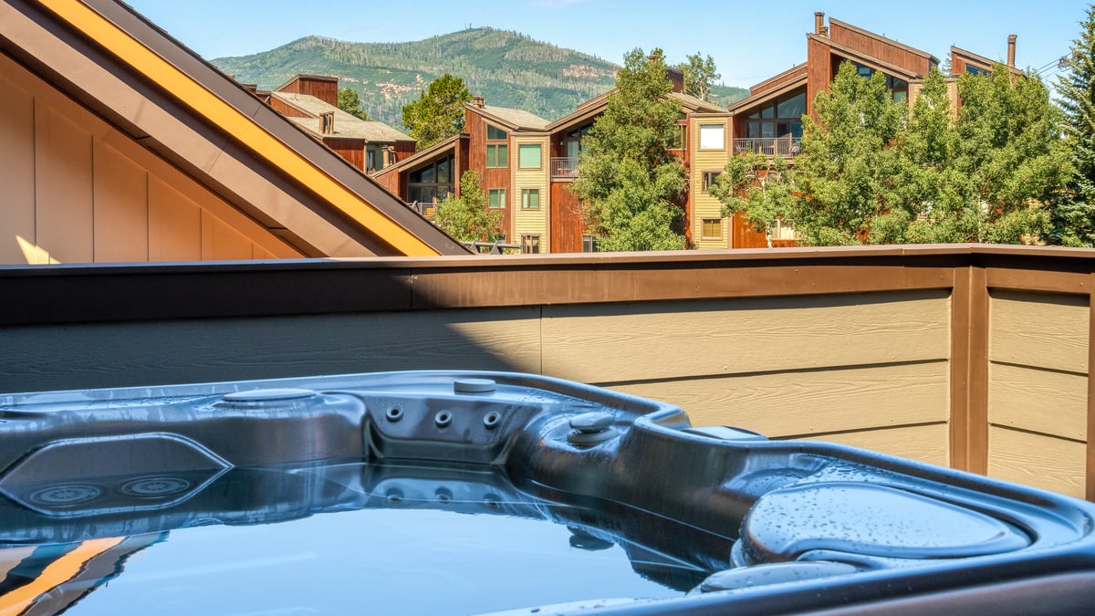 Peek the mountain tops from your private hot tub - Image 6